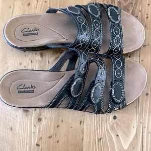 Clark’s leather sandals with velcro closure. Excellent condition.